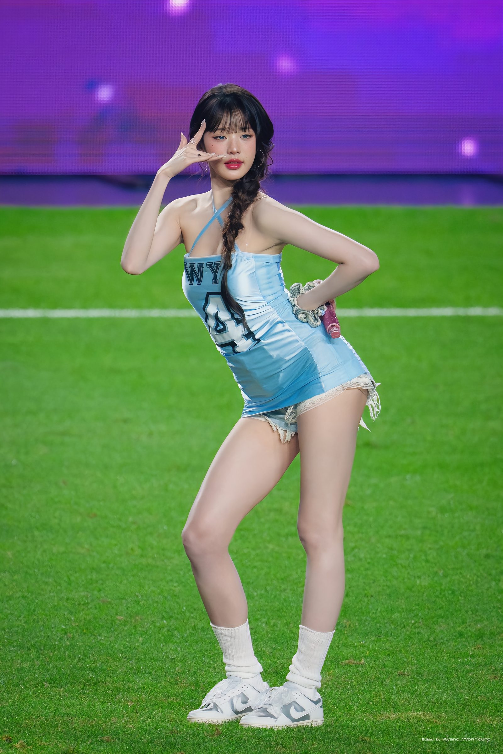 Jang Wonyoung hóa 'nữ thần' sân cỏ