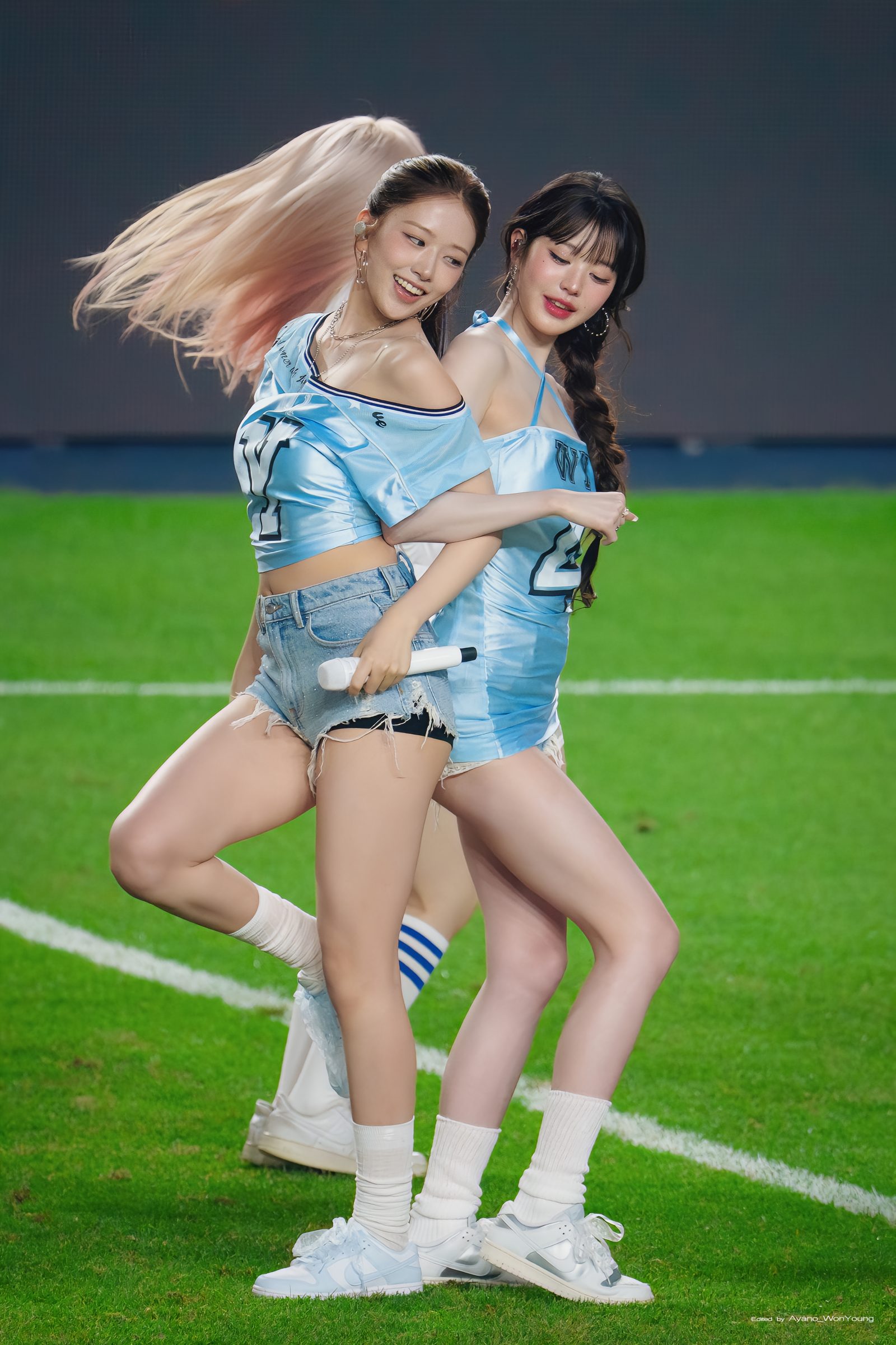 Jang Wonyoung hóa 'nữ thần' sân cỏ