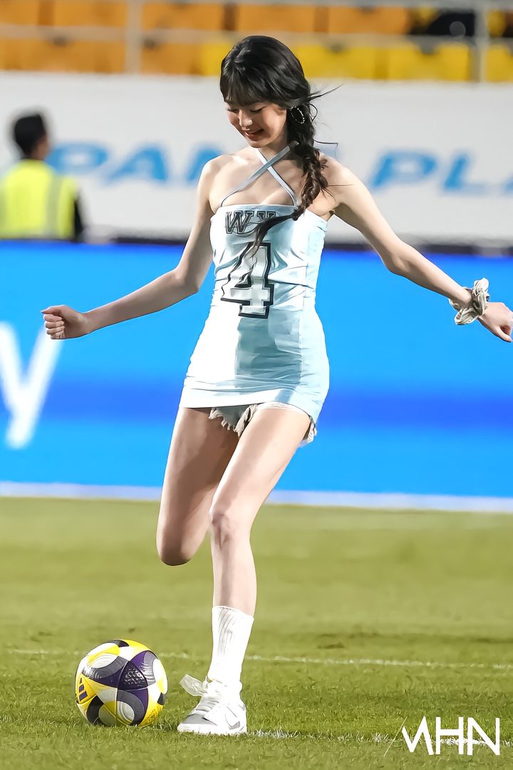 Jang Wonyoung hóa 'nữ thần' sân cỏ